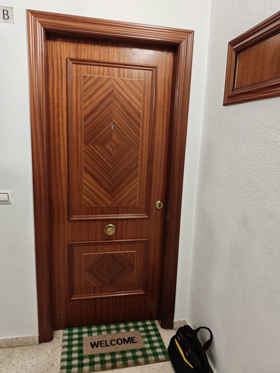 Cerrajero abriendo puerta blindada de urgencia en Badajoz